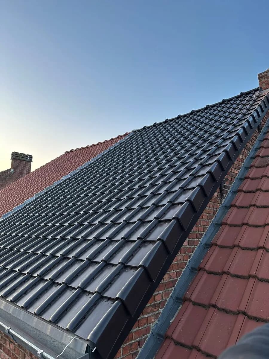 Hellend dak met pannen of leien in de Kempen