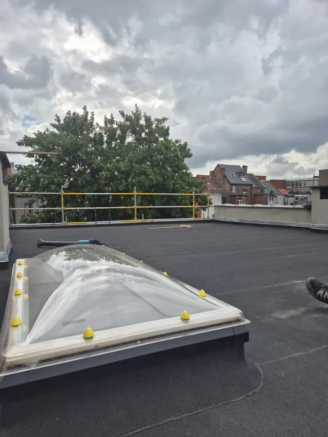 Plat dak met lichtkoepel